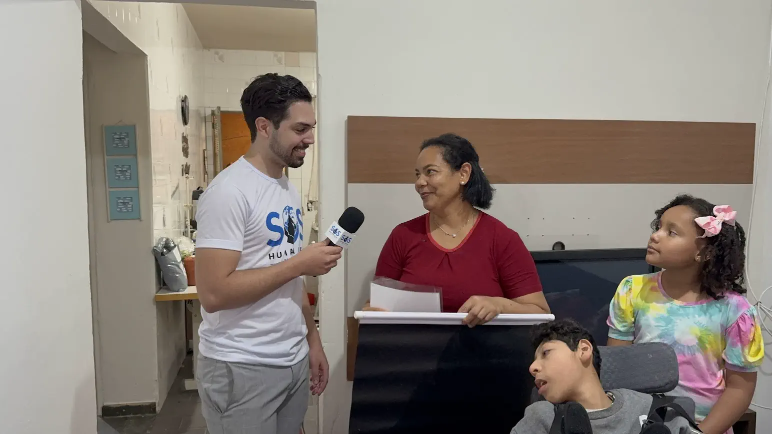 Equipe da SOS Human Help visitando família apoiada pelo projeto